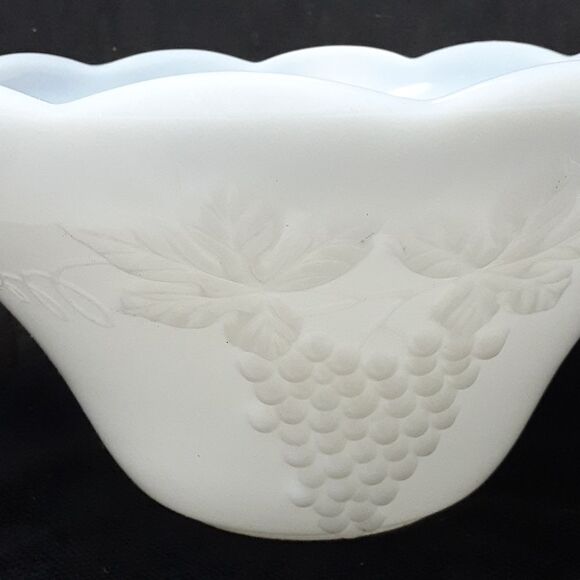 Vintage Mid-century Anchor Hocking Harvest Grape Milk Glass Punch bowl & ladle - Picture 3 of 6